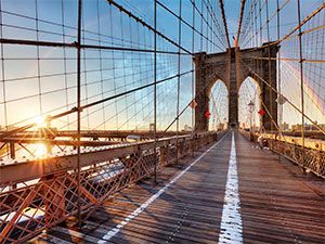 Brooklyn Bridge in New York bei Sonnenaufgang