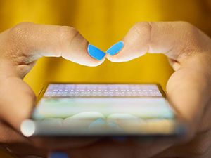 Weibliche Hände mit Smartphone