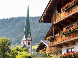 Dorf Alpbach mit Kirchturm und typischem Haus