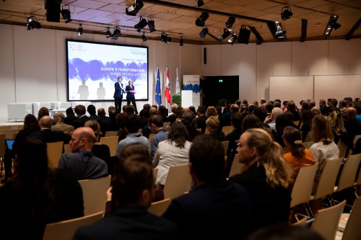 Die Teilnehmenden verfolgen aufmerksam die Eröffnung der Internationalen Wachstum im Wandel Konferenz.