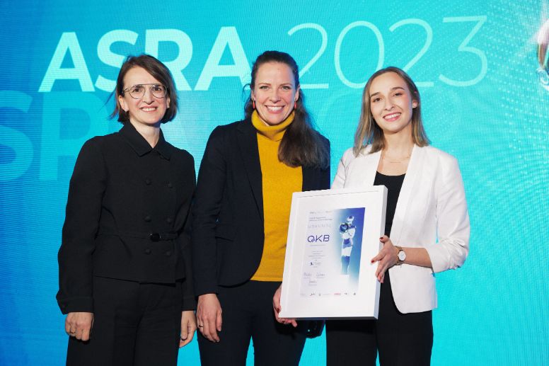Sanela Terko (Mitglied der ASRA-Jury 2023) mit Nastassja Cernko und Diana Cincera aus dem Group ESG Office.